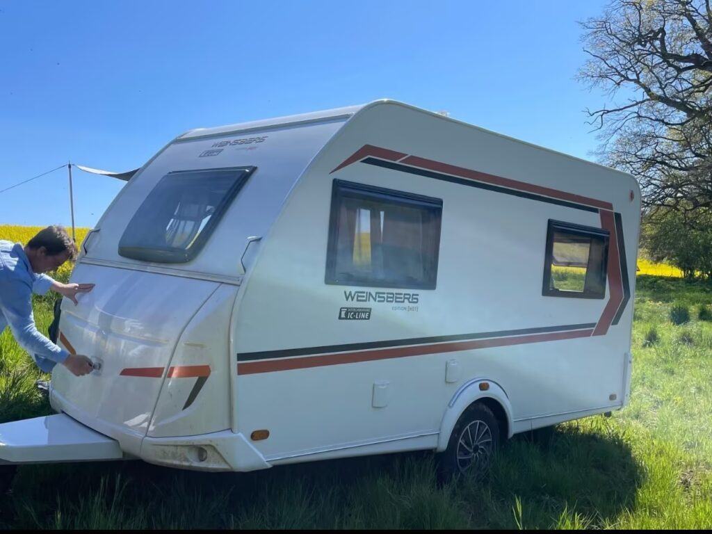 Wohnwagen bei Sonnenschein